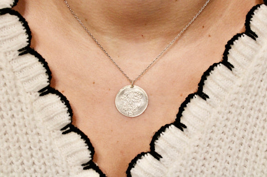 Handgemaakte zilveren vintage look geboortebloem hanger- November