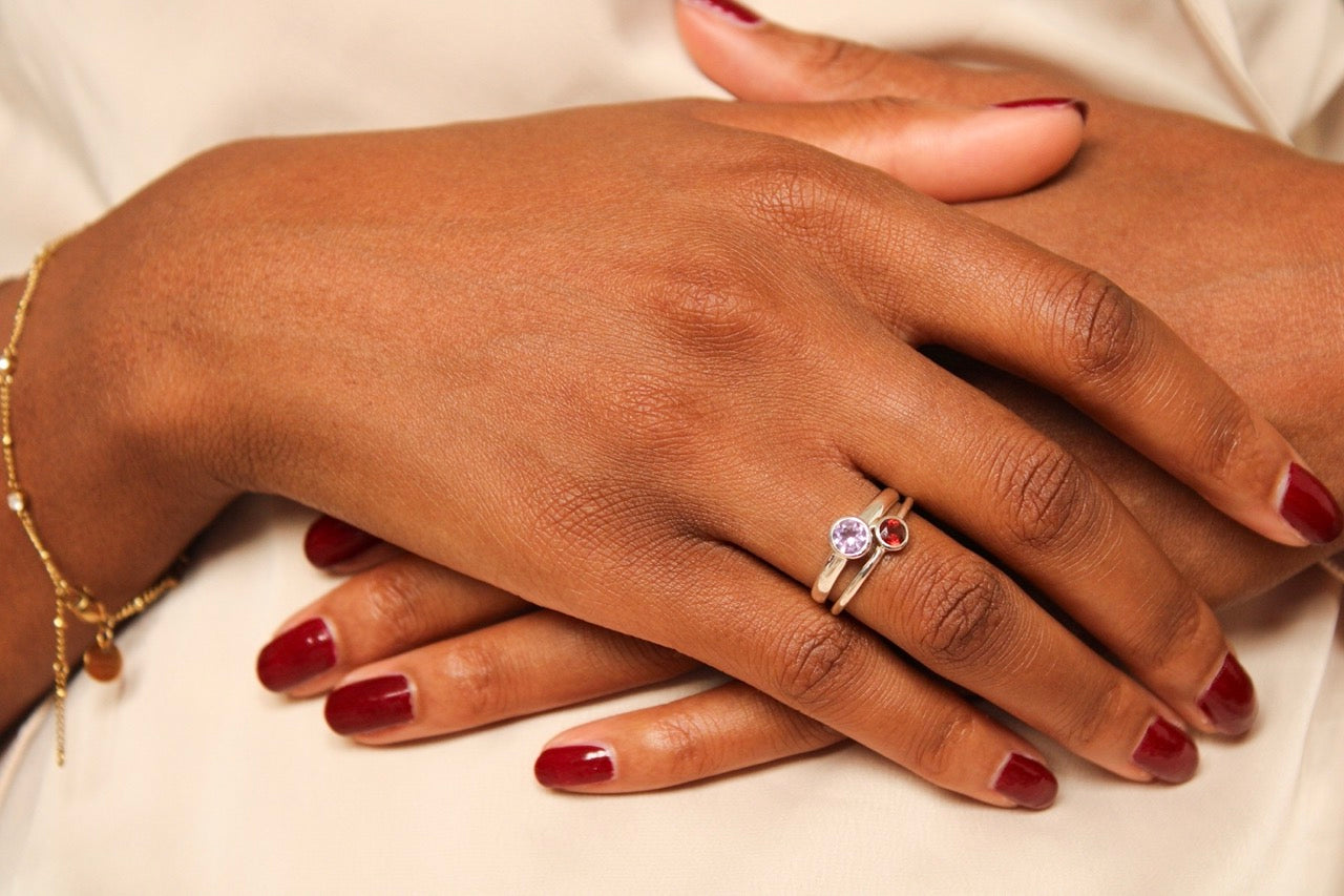 Twee geboortesteen ringen met Granaat en Amethyste