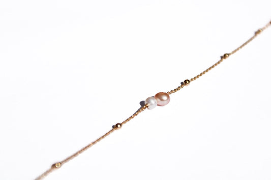 Geboortesteen armbandje met 1 roze en 1 witte parel