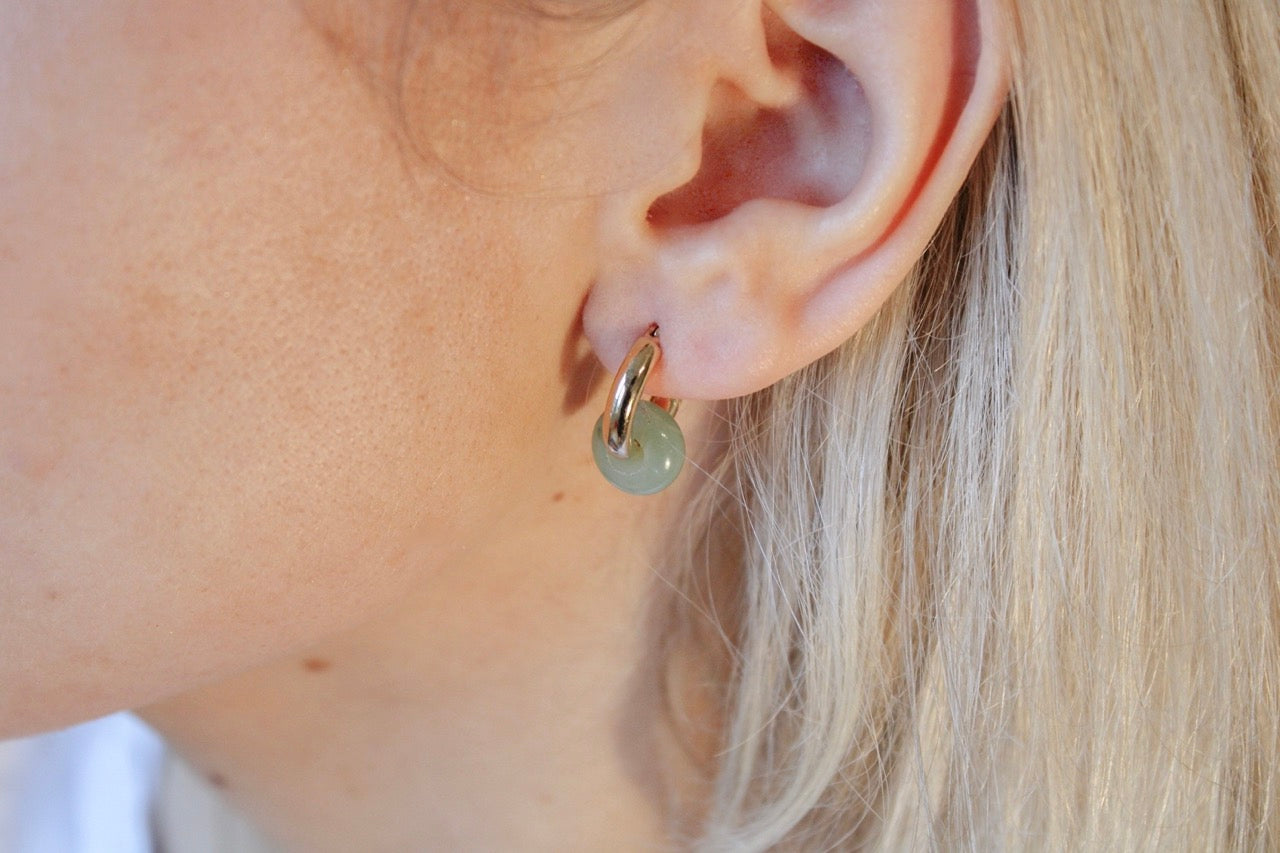 Geboortesteen oorringen met aventurijn gedragen