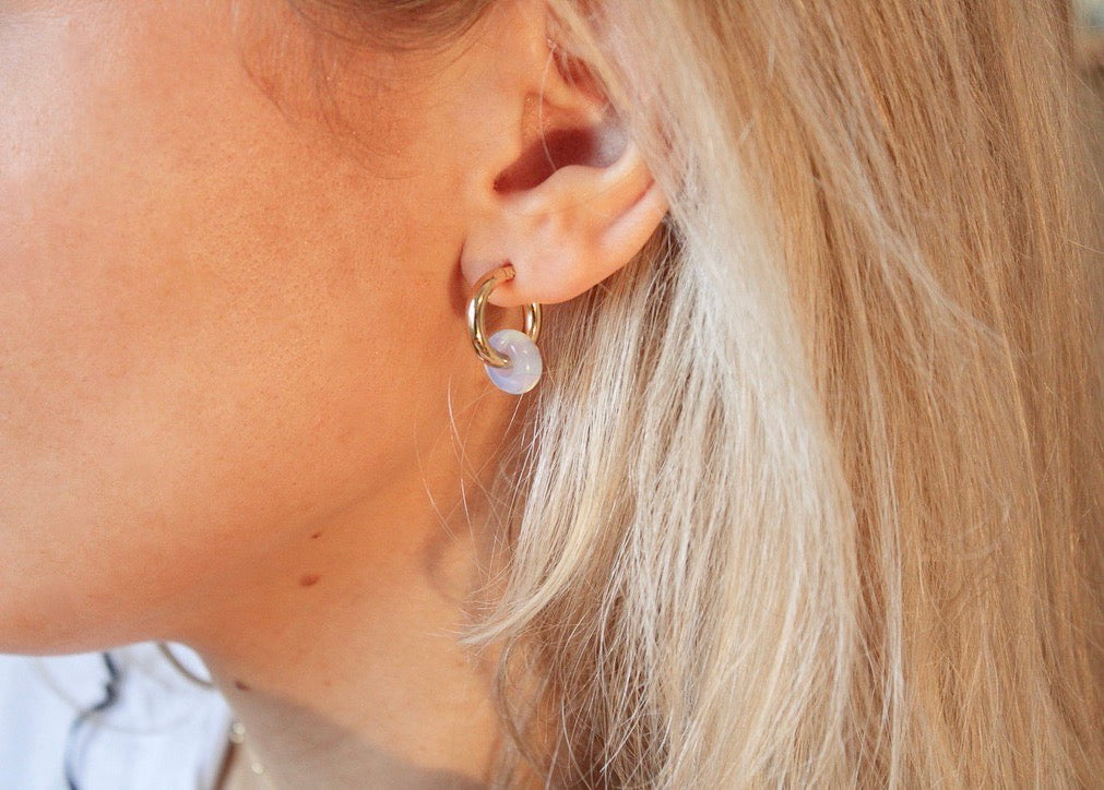 Geboortesteen oorringen met witte agaat