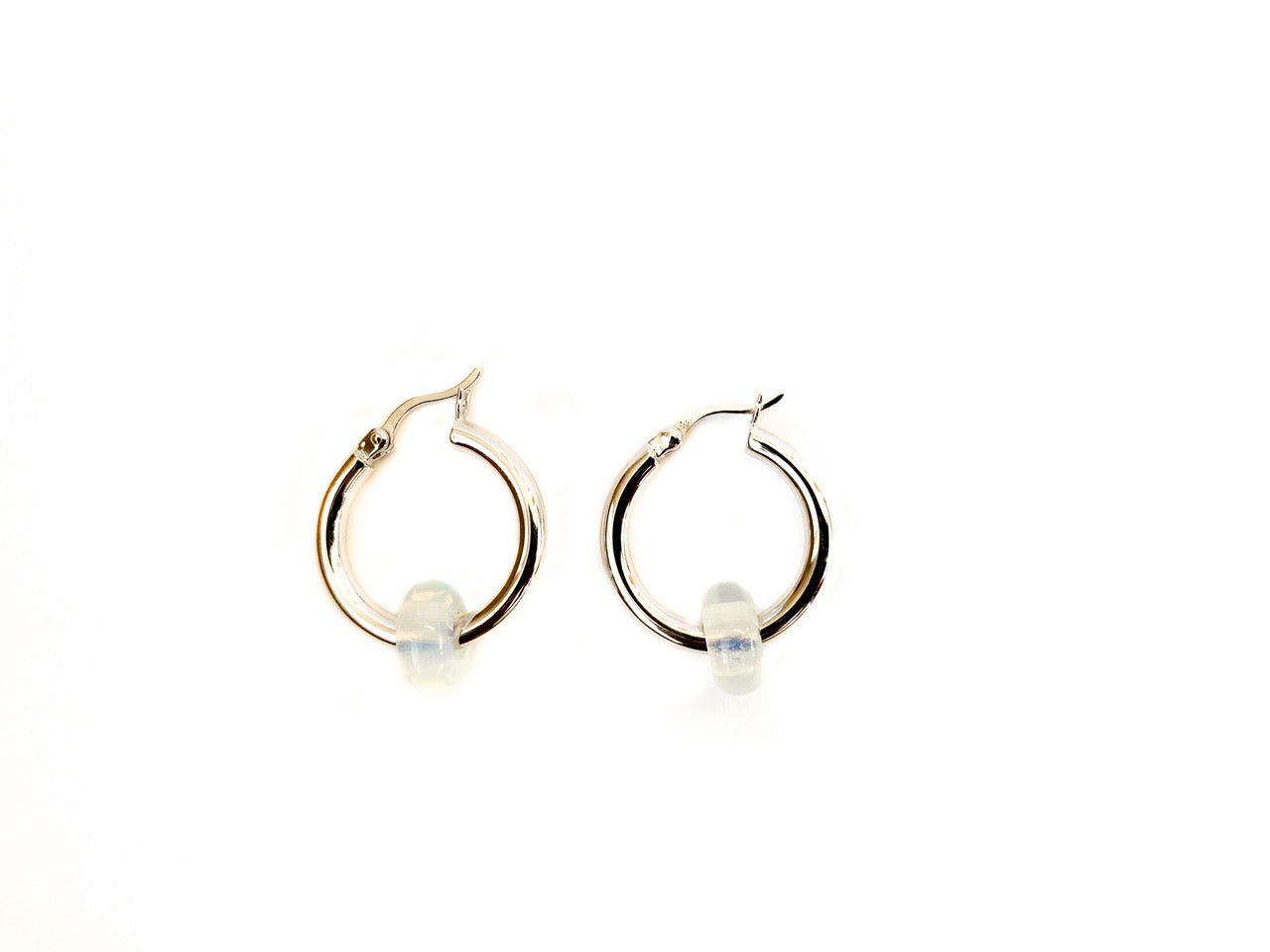 Geboortesteen oorringen met witte agaat