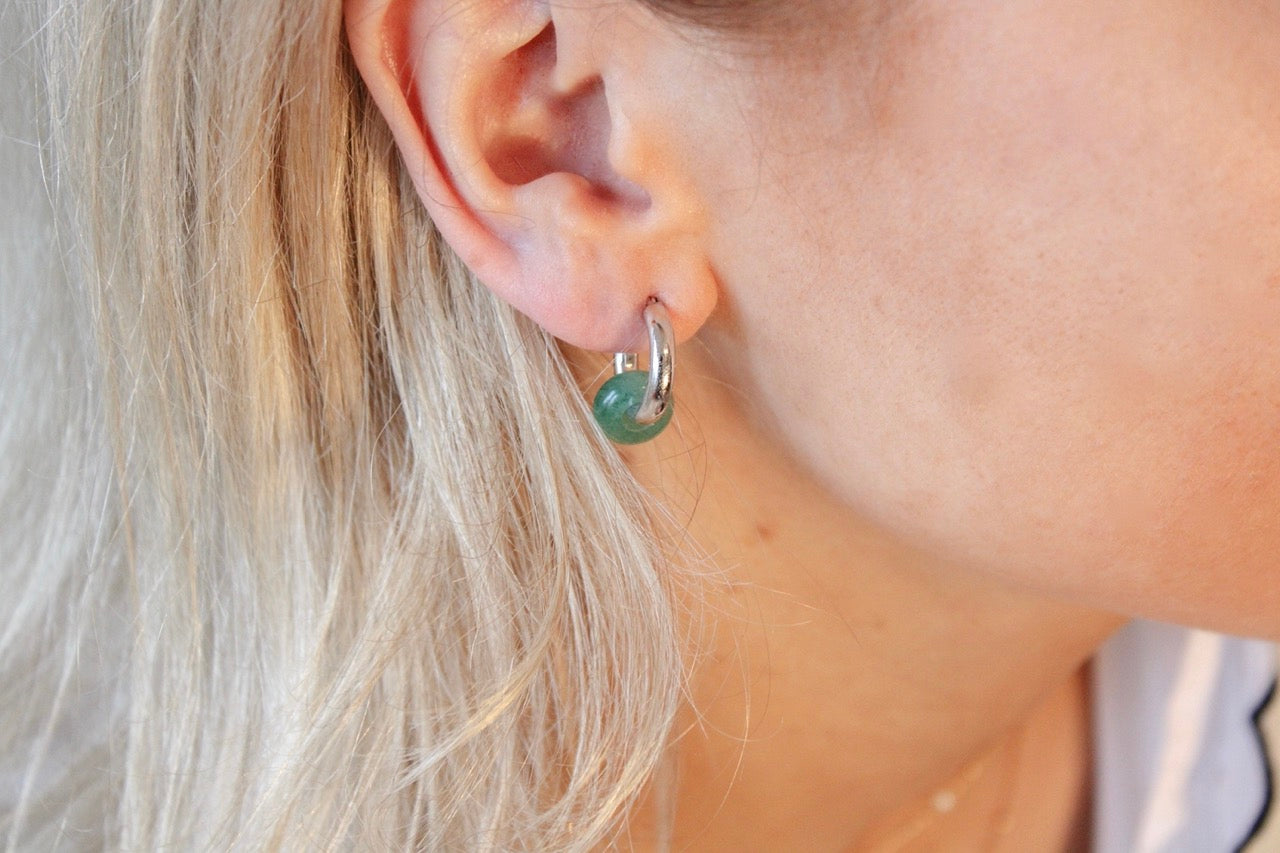 Gedragen geboortesteen oorringen met Aventurijn