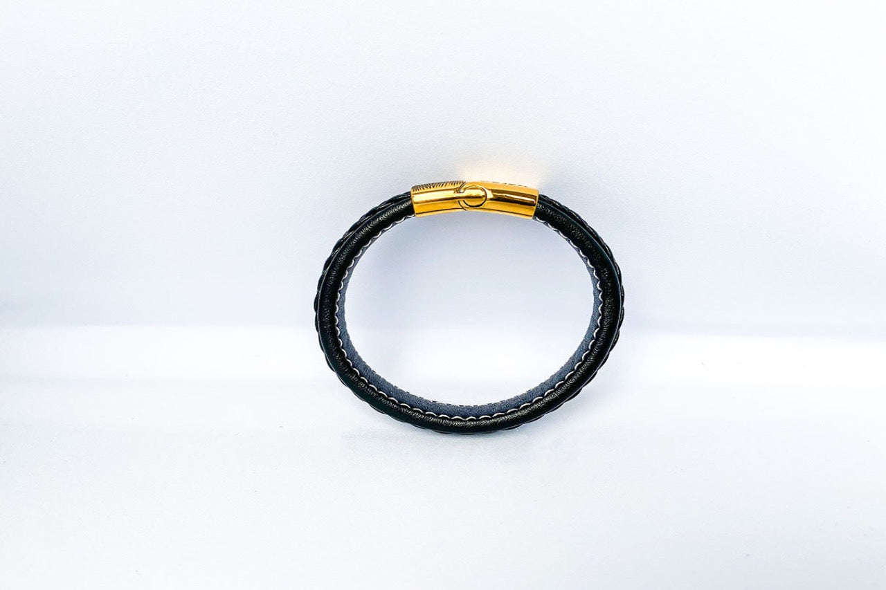 Zij aanzicht zwarte leren herinneringsarmband met gouden graveerbare bar