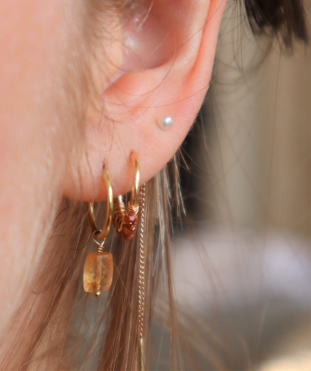 Gold filled geboortesteen oorbellen met goudsteen