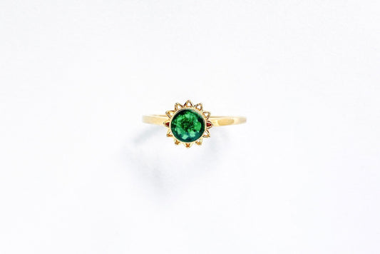 Goudgeel zilveren Fleur moedermelk ring in de vorm van een bloem, goldplated botanisch sieraad met groene herinneringssteen, van Néhlia.