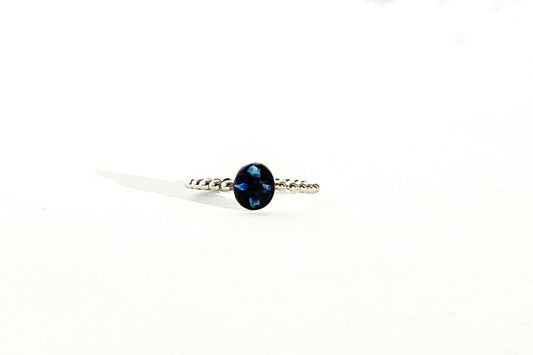 Zilveren Cira moedermelkring in solitaire stijl, minimalistische 925 sterling zilveren ring van Néhlia.