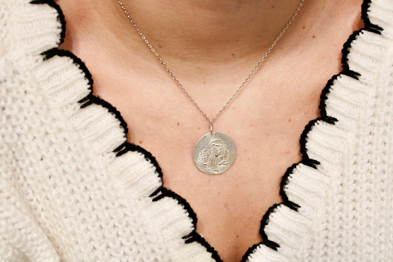 Néhlia's herinneringssieraden:  Zilveren vintage hanger met september bloem Morning Glory gedragen aan een fijne ketting.
