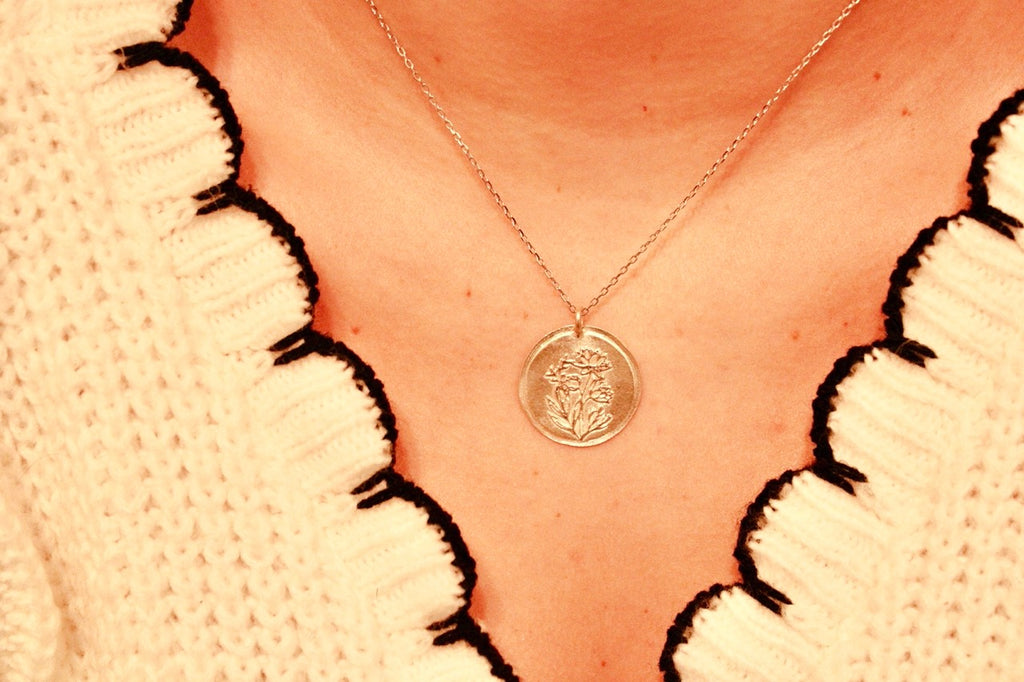 Néhlia's herinneringssieraden:  Zilveren vintage hanger met juli bloem waterlelie gedragen aan een fijne ketting voor een tijdloze uitstraling.