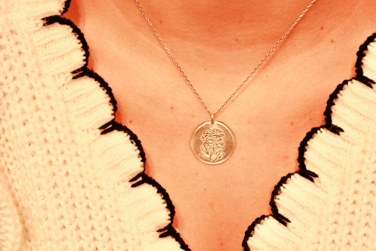 Néhlia's herinneringssieraden:  Zilveren vintage hanger met juli bloem waterlelie gedragen aan een fijne ketting voor een tijdloze uitstraling.
