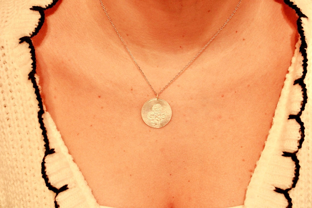 Néhlia's herinneringssieraden:  Handgemaakte zilveren roos hanger gedragen aan een fijne ketting als betekenisvol geboortesieraad.