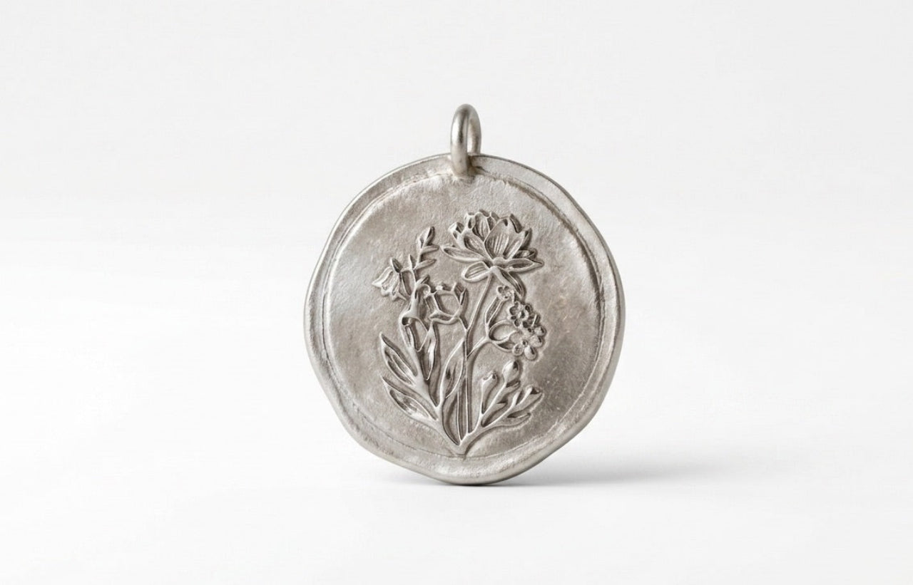Handgemaakte zilveren geboortebloem hanger juli waterlelie met vintage afwerking van Néhlia