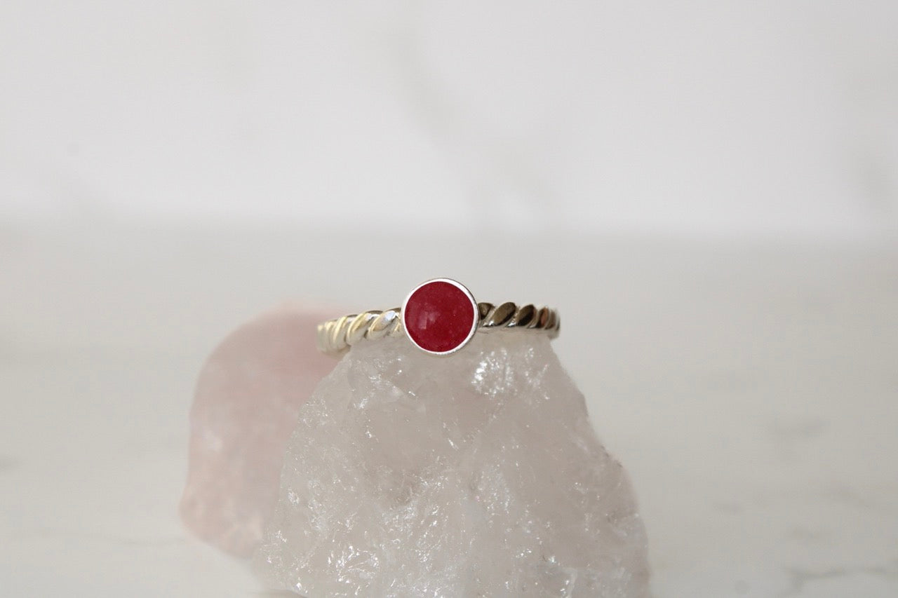 Zilveren moedermelk ring met gedraaide band en roze hars.