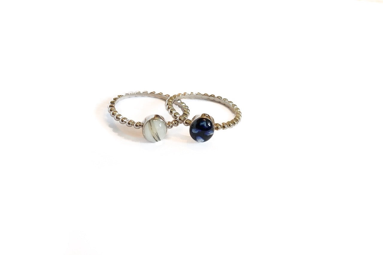 Zilveren Cira moedermelk- en rouw ring in solitaire stijl, minimalistische 925 sterling zilveren ring van handgemaakt door Néhlia.