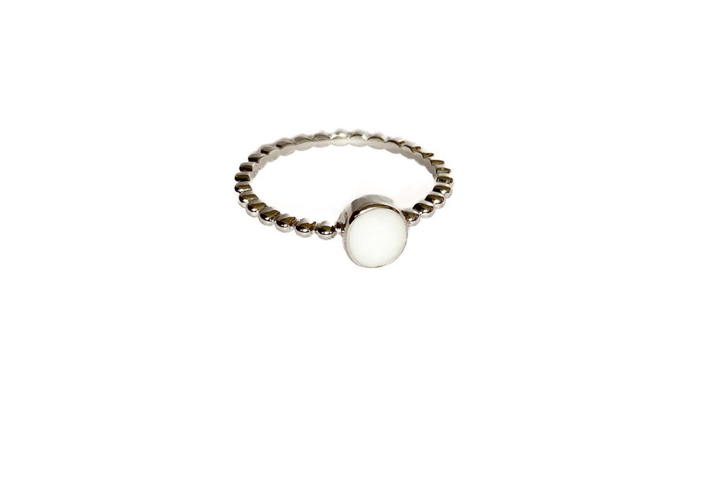 Zilveren Cira moedermelkring in solitaire stijl, minimalistische 925 sterling zilveren ring met ronde melkwitte herinneringssteen van Néhlia.