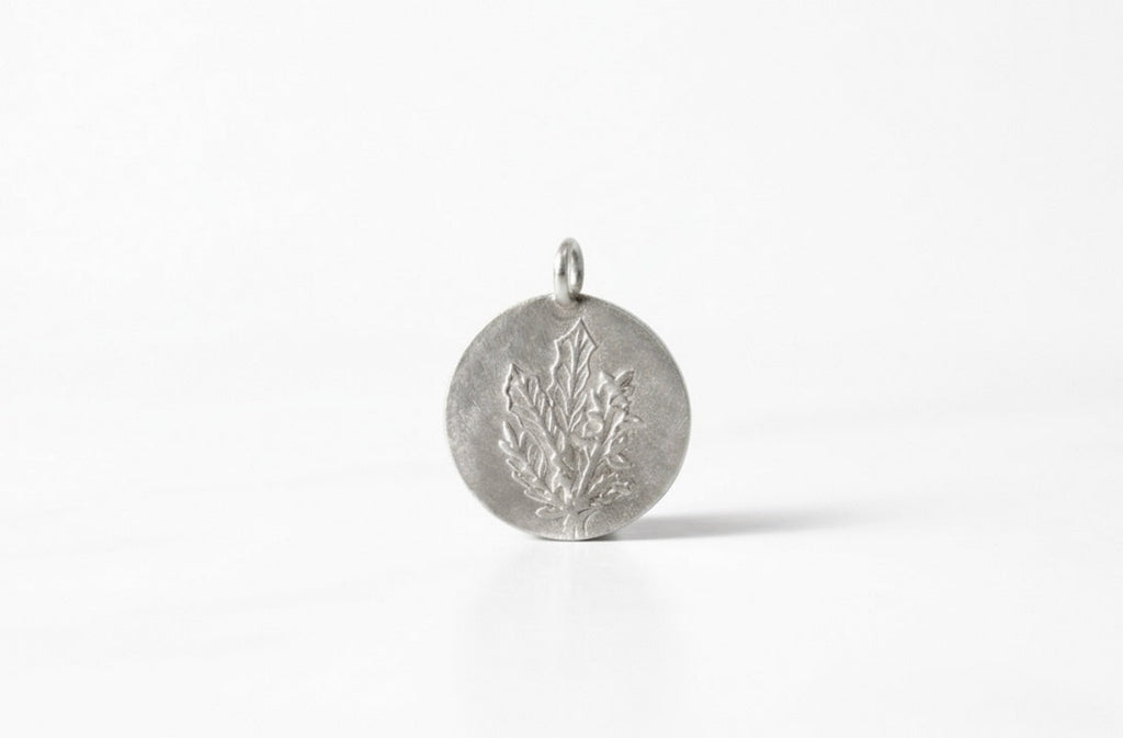 Néhlia's herinneringssieraden:  Handgemaakte Zilveren geboortebloem pendant december: hulst met vintage afwerking van Néhlia.