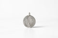 Néhlia's herinneringssieraden:  Handgemaakte Zilveren geboortebloem pendant december: hulst met vintage afwerking van Néhlia.