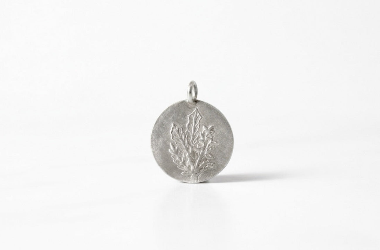 Néhlia's herinneringssieraden:  Handgemaakte Zilveren geboortebloem pendant december: hulst met vintage afwerking van Néhlia.