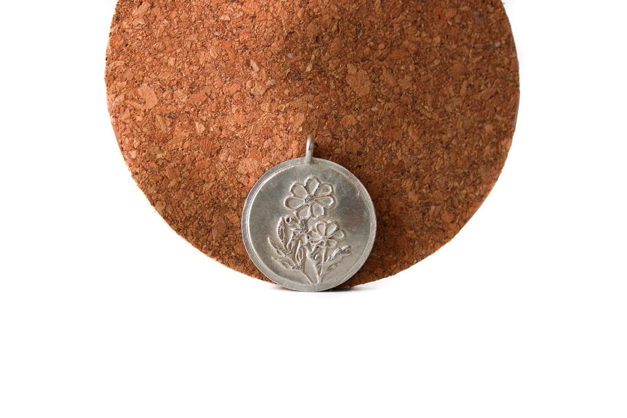 Néhlia's herinneringssieraden:  Handgemaakte zilveren hanger met oktober bloem Cosmos gedragen aan een ketting voor een vintage look