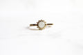 Goudgeel zilveren Fleur moedermelk ring in de vorm van een bloem, goldplated botanisch sieraad met melkwitte herinneringssteen, van Néhlia.