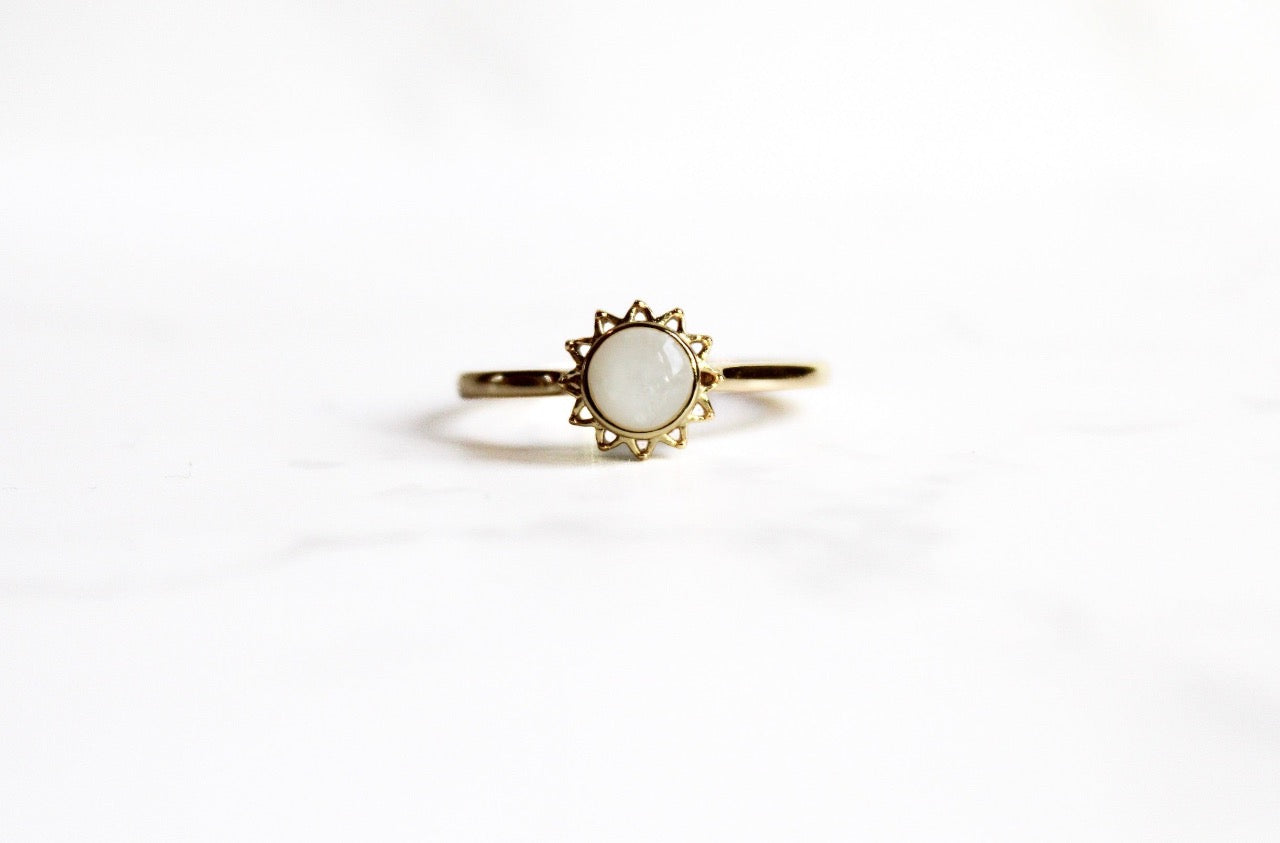 Goudgeel zilveren Fleur moedermelk ring in de vorm van een bloem, goldplated botanisch sieraad met melkwitte herinneringssteen, van Néhlia.