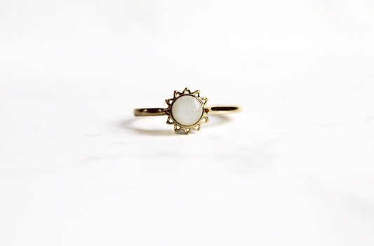 Goudgeel zilveren Fleur moedermelk ring in de vorm van een bloem, goldplated botanisch sieraad met melkwitte herinneringssteen, van Néhlia.