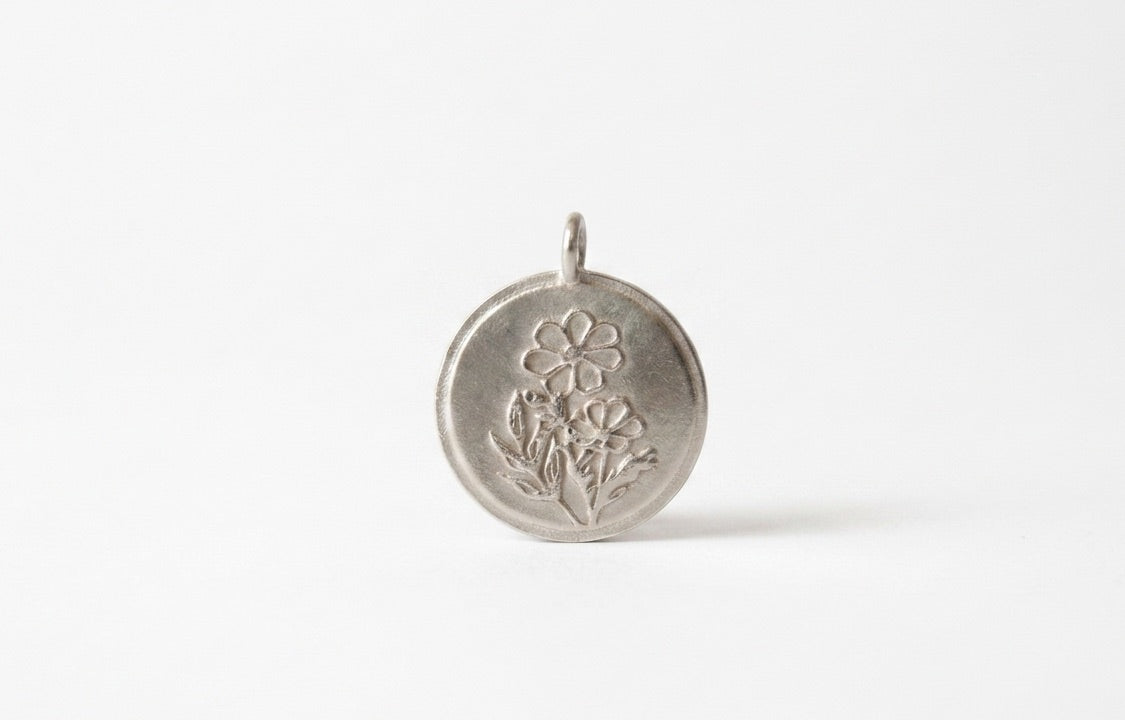 Néhlia's herinneringssieraden:  Handgemaakte zilveren hanger met oktober bloem Cosmos gedragen aan een ketting voor een vintage look