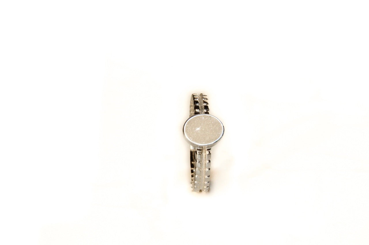 herinneringssieraad, ring met moedermelk en witte hars
