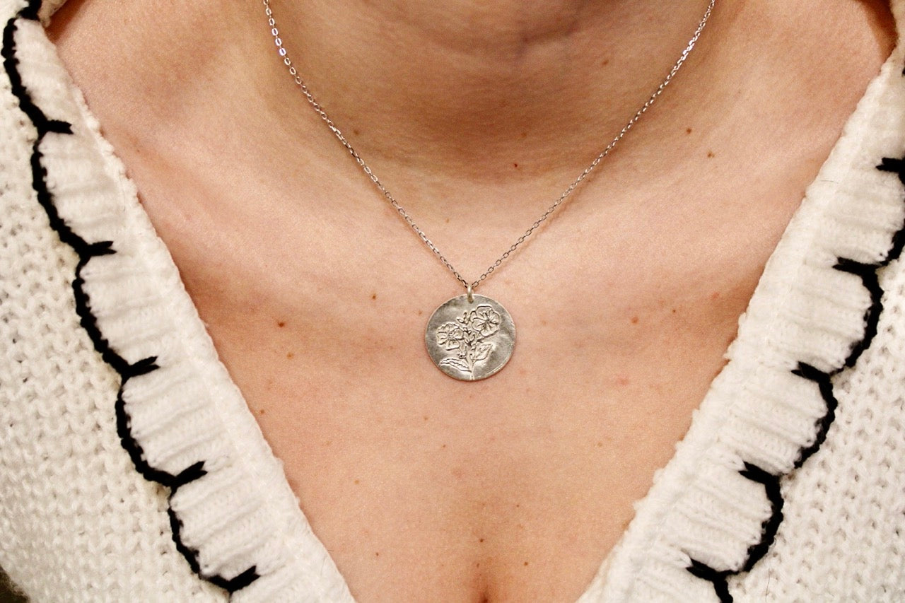 Néhlia's herinneringssieraden:  Handgemaakte Zilveren pendant van geboortebloem februari: viooltje