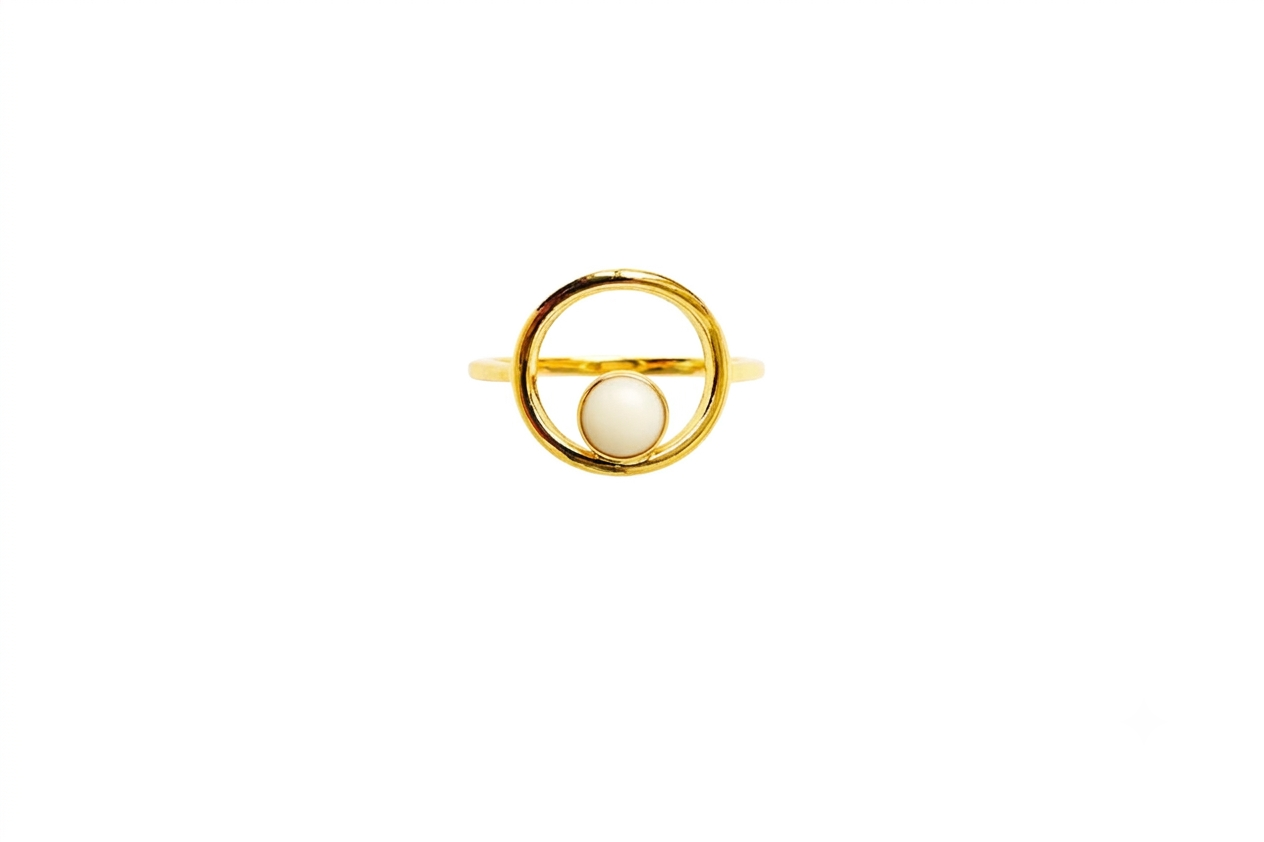 Goudgeel zilveren Isla herinneringsring voor borstvoeding verwerking, met modern cut-out design, 14k goldplated gedenksieraad gemaakt door Néhlia.