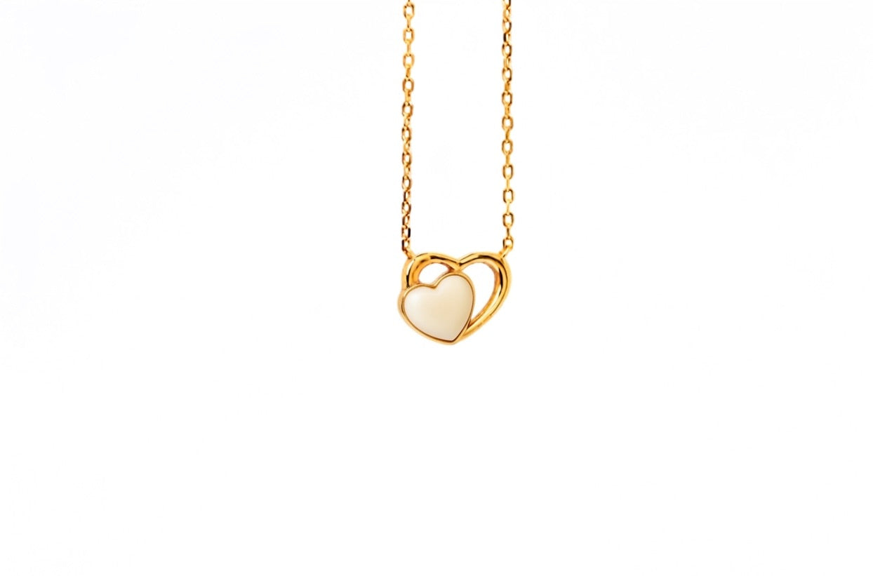 Gold-plated sterling zilveren Amia ketting met twee verstrengelde harten, ingelegd met moedermelksteen van Néhlia.