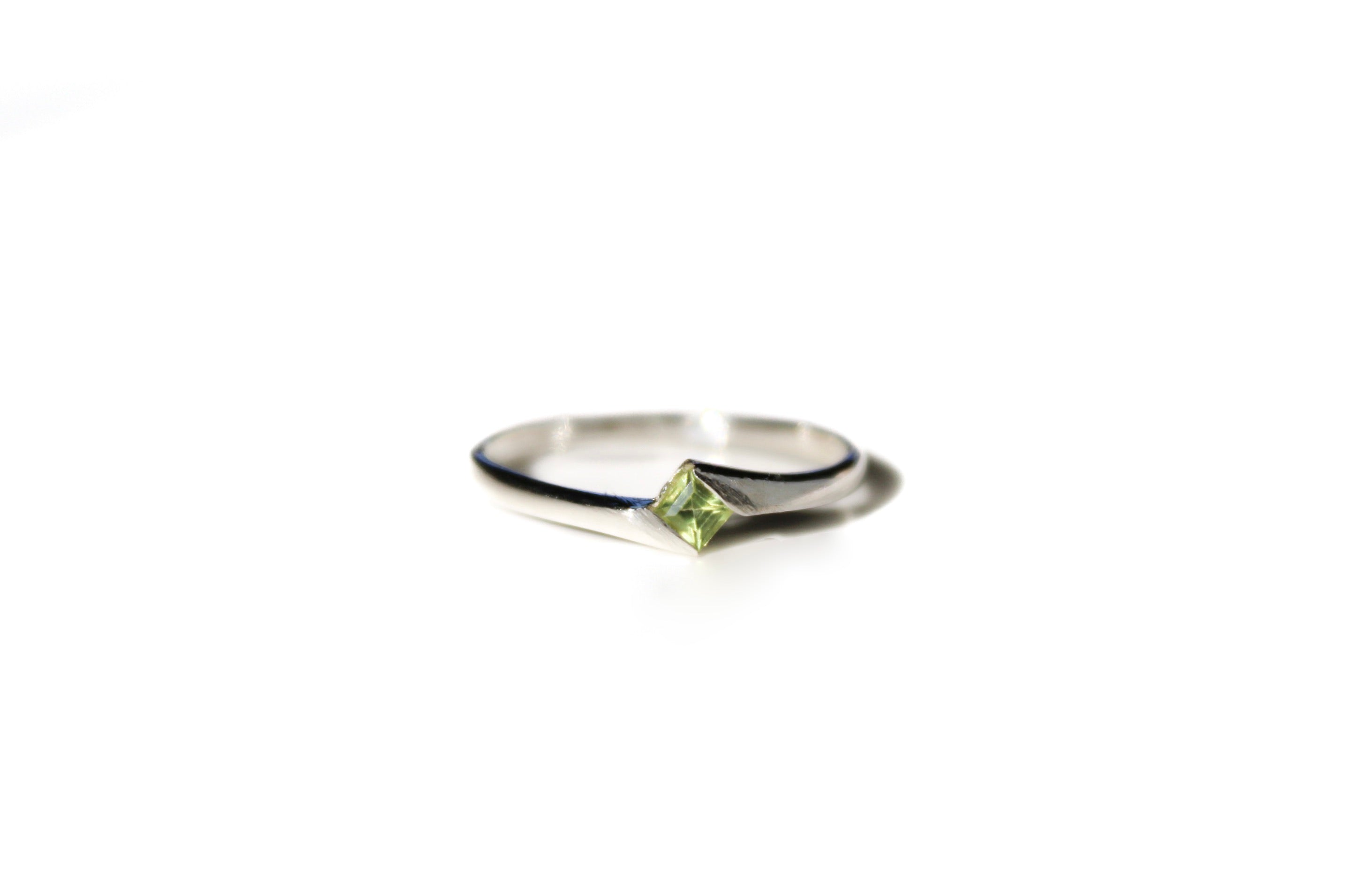Zilveren geboortesteen ring augustus met vierkante groene peridoot, van Néhlia.