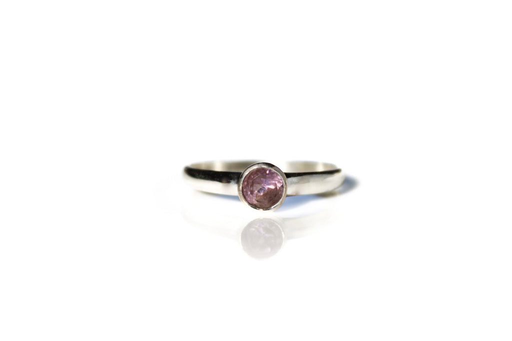 Zilveren Aura geboortesteen ring februari met ronde paarse amethist, van Néhlia.