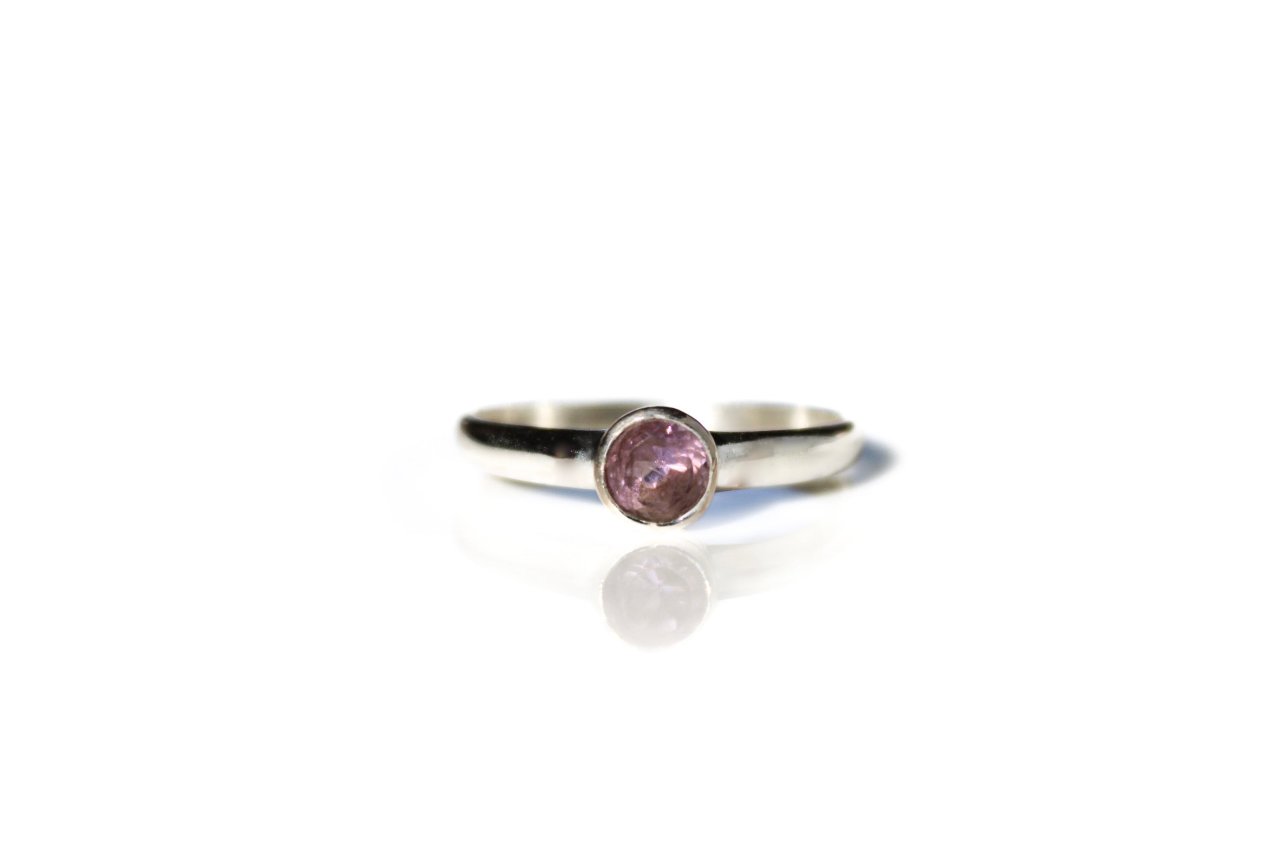 Zilveren Aura geboortesteen ring februari met ronde paarse amethist, van Néhlia.