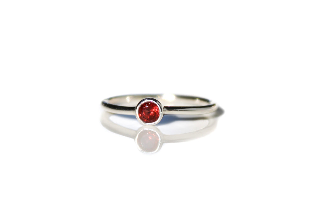 Zilveren Aura geboortesteen ring januari met ronde rode granaat, van Néhlia.