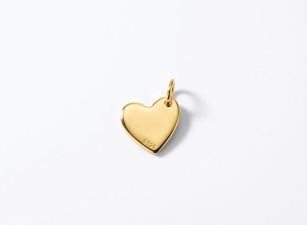 Achterkant van hartvormige gold-plated graveerbaar hangertje van 925 sterling zilver, subtiel en minimalistisch herinneringssieraad van Néhlia.