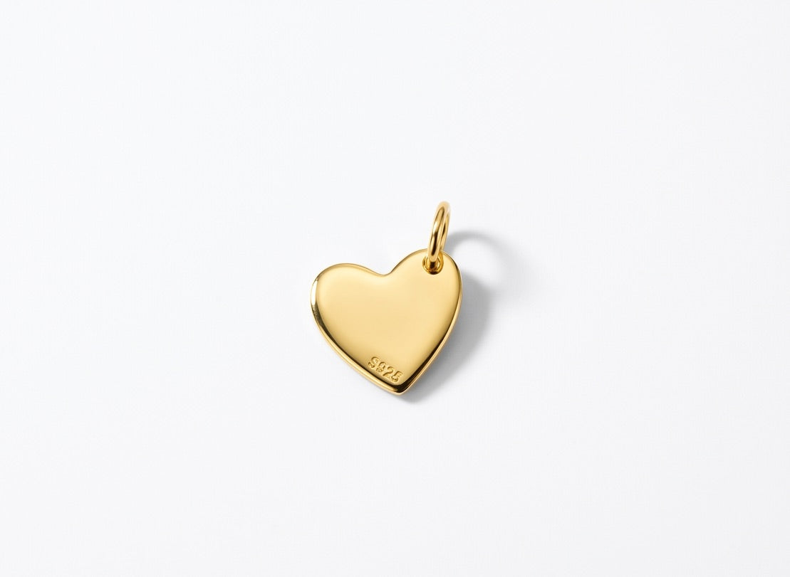 Achterkant van hartvormige gold-plated graveerbaar hangertje van 925 sterling zilver, subtiel en minimalistisch herinneringssieraad van Néhlia.