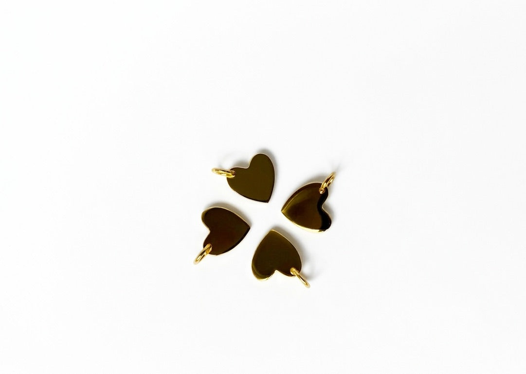 Vier gold-plated graveerbare hartvormige hangertjes van 925 sterling zilver, subtiel en minimalistisch herinneringssieraad van Néhlia.