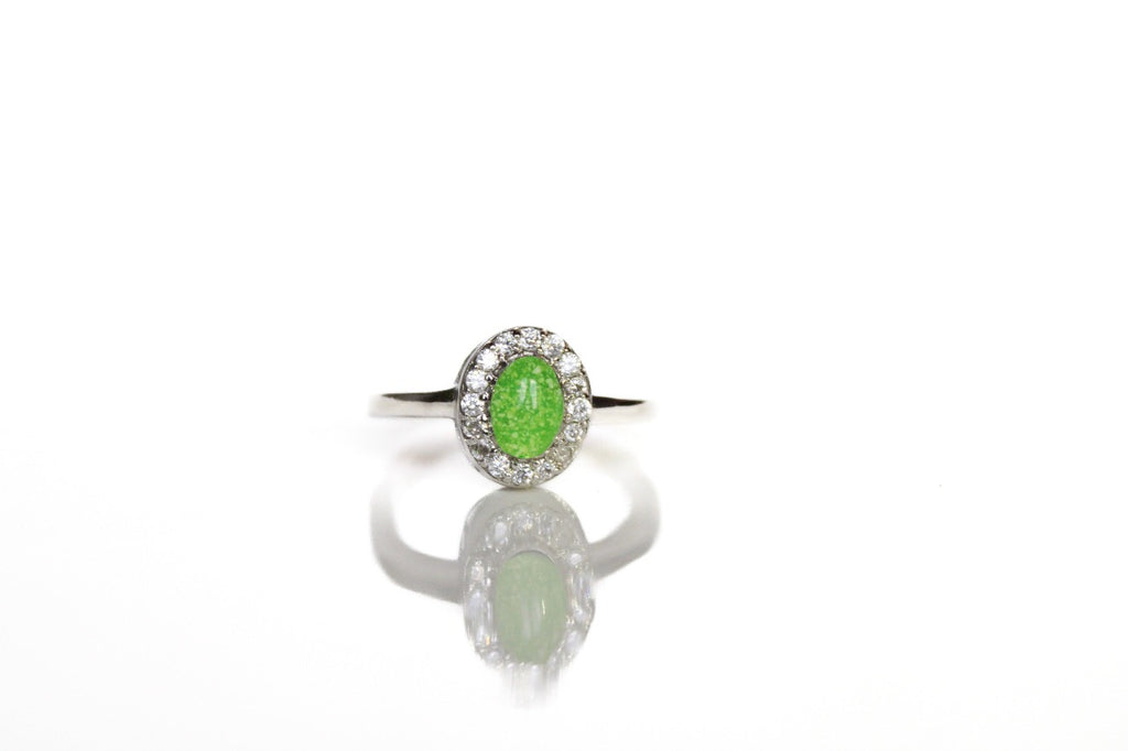 Zilveren Halo moedermelkring met een ovale handgemaakte moedermelksteen omringd door een fonkelende krans van zirkonia diamanten, exclusief sieraad van Néhlia