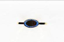 Afbeelding in Gallery-weergave laden, Boven aanzicht van een graveerbare goldplated zilveren slavenarmband met moedermelk in blauwe hars verwerkt. 925 Sterling Silver Oval Bracelet
