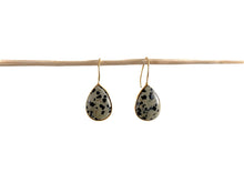 Afbeelding in Gallery-weergave laden, Dalmatiër Jaspis geboortesteen oorbellen - december
