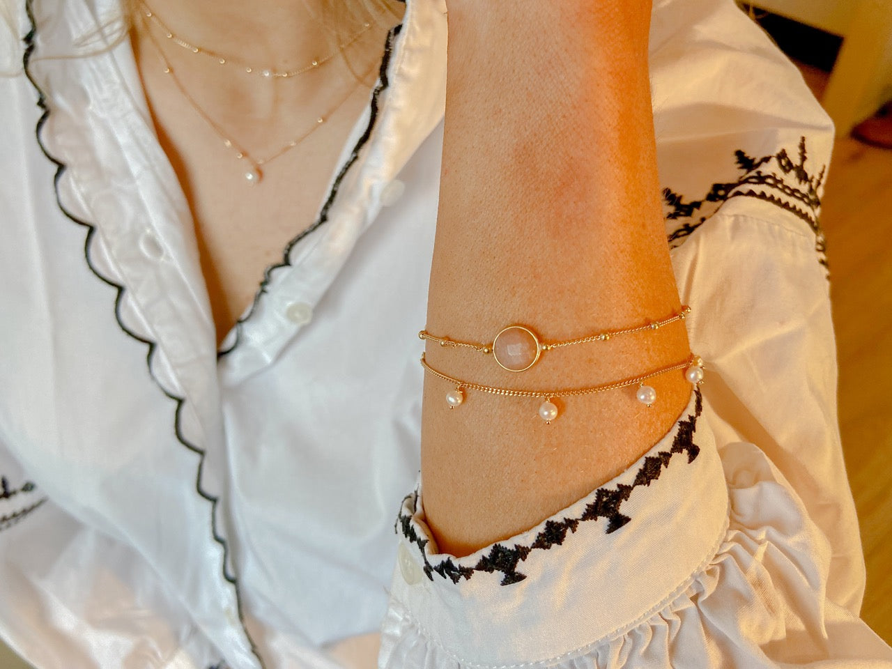 Geboortesteen armbandje met rij witte parels