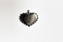Afbeelding in Gallery-weergave laden, Back of sIlver Heart Pendant with dots on the edge and mother milk in white resin
