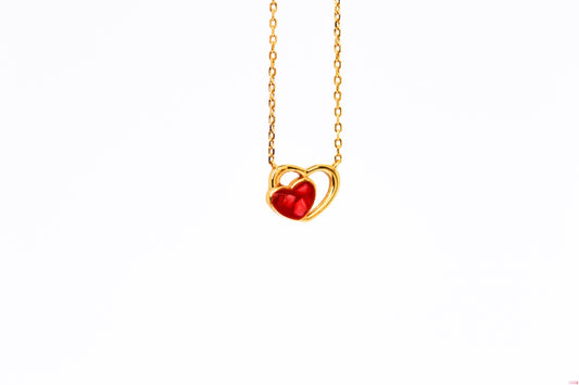 Goldplated zilveren ketting met een klein hartje in de kleur roze in de linker kant van een groter hartje.