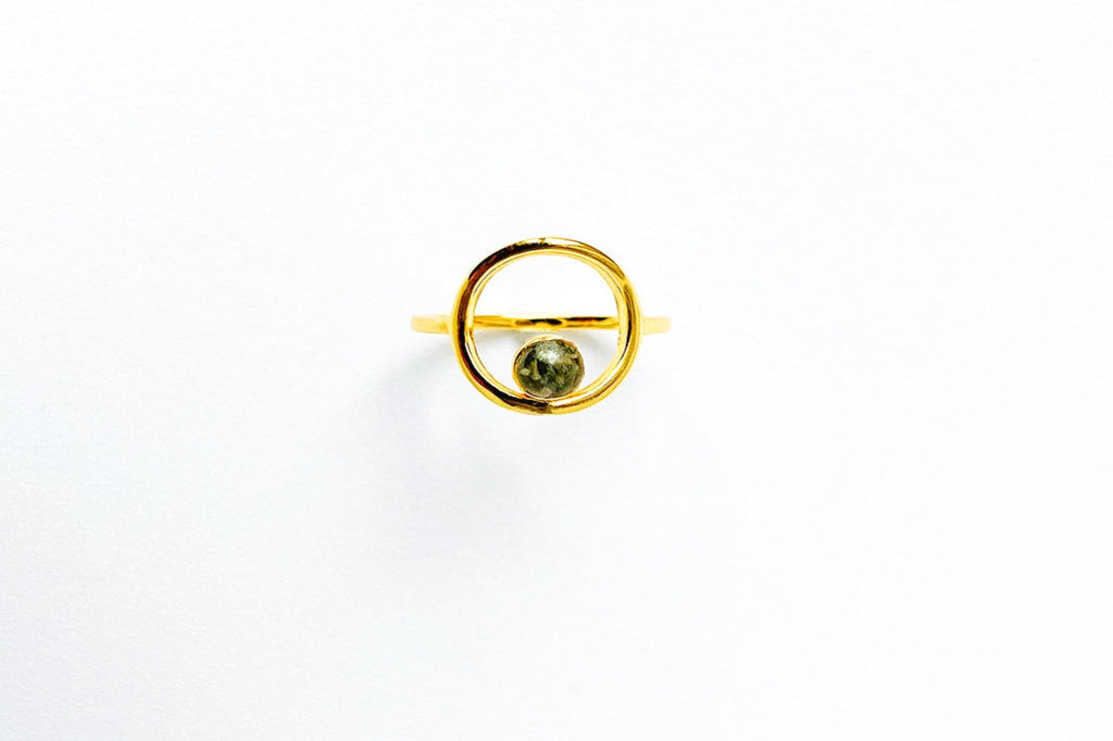 Goudgeel zilveren Isla herinneringsring voor asverwerking, met modern cut-out design, 14k goldplated gedenksieraad handgemaakt door Néhlia.