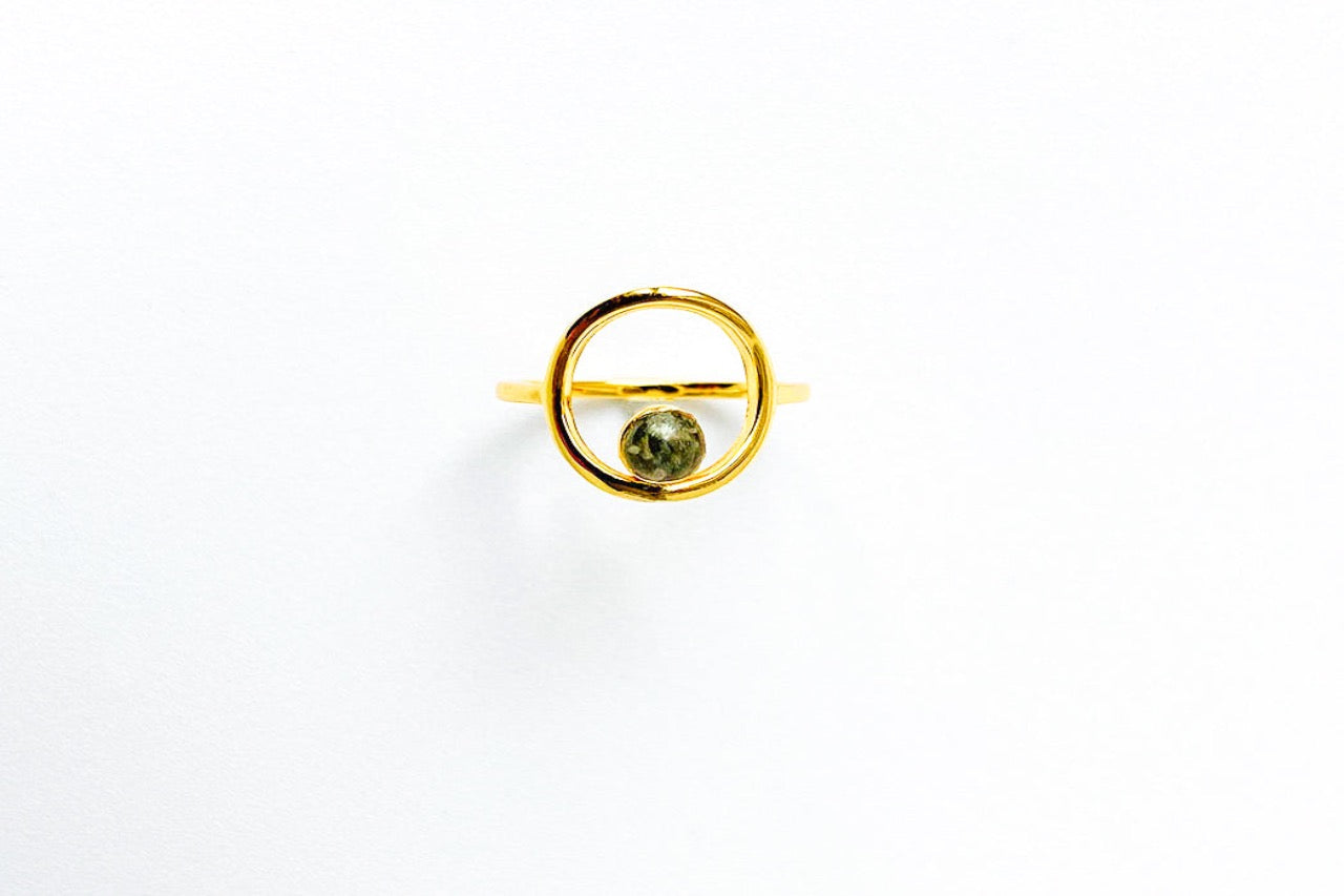 Goudgeel zilveren Isla herinneringsring voor asverwerking, met modern cut-out design, 14k goldplated gedenksieraad handgemaakt door Néhlia.