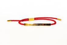 Afbeelding in Gallery-weergave laden, Red colored bracelet with a golden engravable bar
