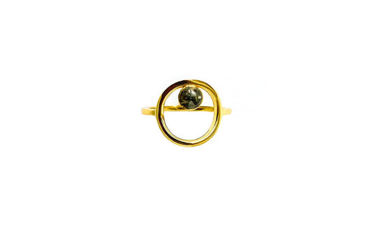 Goldplated rouwring met kleine ronde opgevulde bezelcup in de kleur zwart in een grote lege ronde