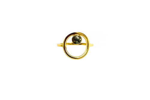 Goldplated ring met kleine ronde opgevulde bezelcup in de kleur zwart in een grote lege ronde