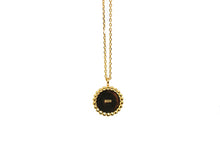 Afbeelding in Gallery-weergave laden, Achterkant van graveerbare goldplated zilveren herinneringsketting met reliëf en bolletjes op de zijkant.
